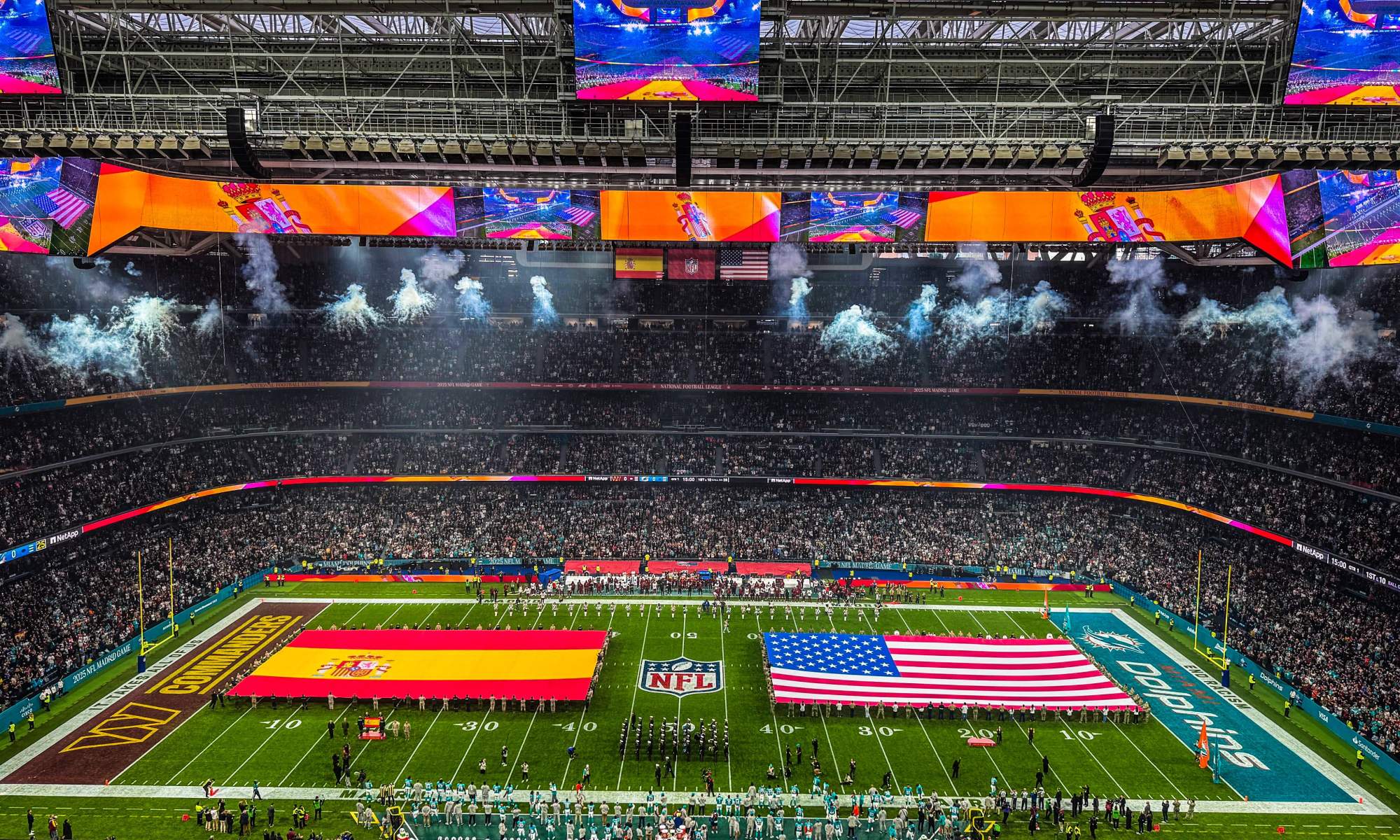 El estadio Santiago Bernabéu se ha vestido con las mejores galas para recibir el primer partido de la NFL en España.