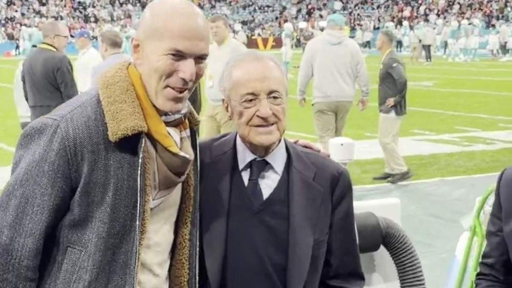 Zinedine Zidane y Florentino Pérez, fotografiados esta tarde en el Bernabéu antes del partido de la NFL. Zinedine Zidane y Florentino Pérez, fotografiados esta tarde en el Bernabéu antes del partido de la NFL.