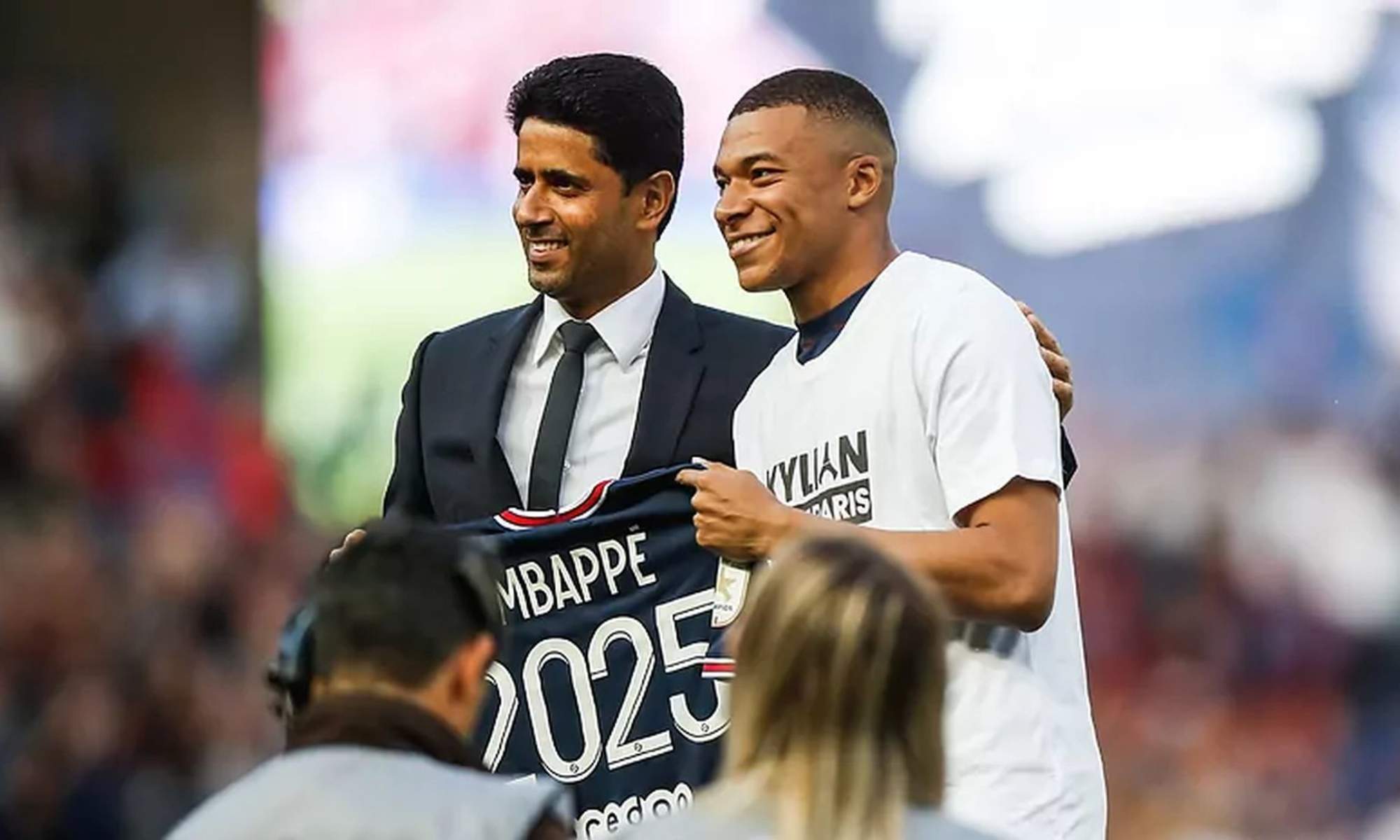 Nasser Al-Khelaifi y Kylian Mbappé, durante la última renovación del futbolista con el PSG, que firmó hasta 2024 con opción de un año más, que no se ejecutó finalmente por su fichaje por el Real Madrid.