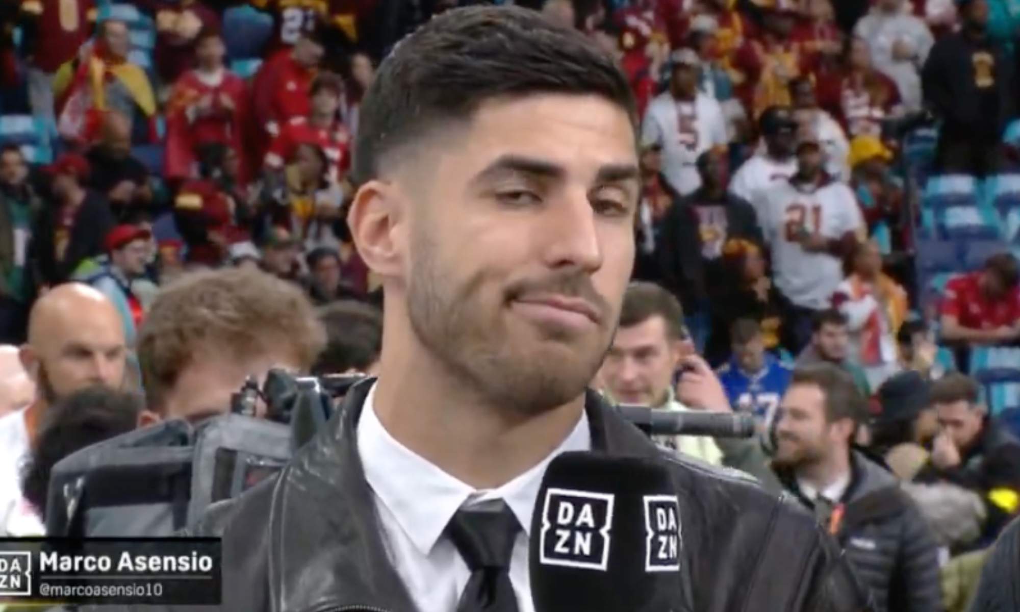 Marco Asensio ha sido uno de los espectadores VIP que ha reunido el encuentro de la NFL de esta tarde en el nuevo Bernabéu.