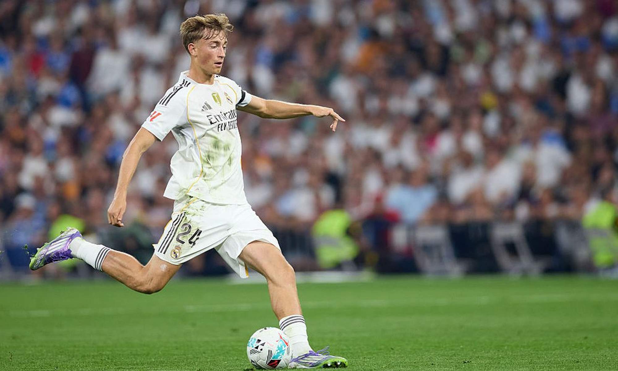 Dean Huijsen jugando un partido con el Real Madrid.