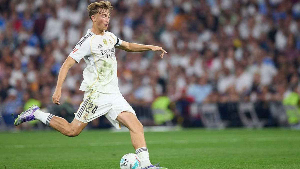 Dean Huijsen jugando un partido con el Real Madrid.