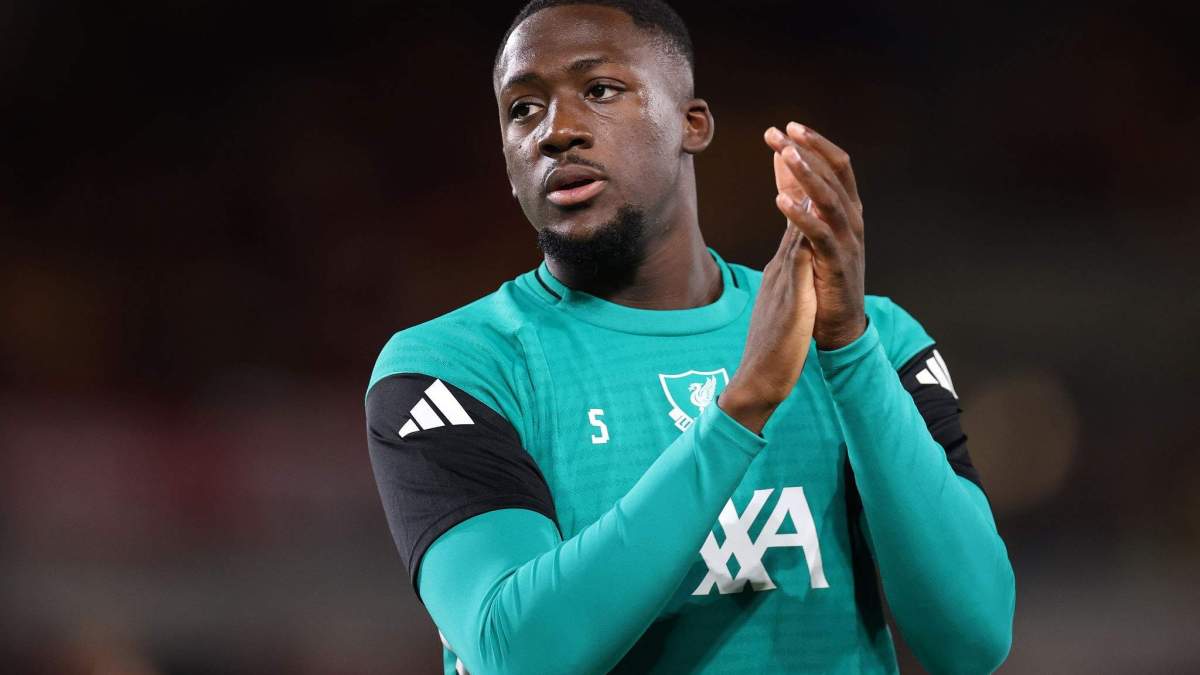 Ibrahima Konaté calentando en un partido con el Liverpool. Ibrahima Konaté calentando en un partido con el Liverpool.