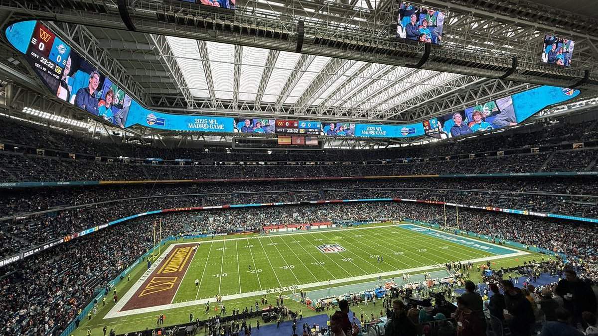 Santiago Bernabéu en un partido de NFL en el Santiago Bernabéu. Santiago Bernabéu en un partido de NFL en el Santiago Bernabéu.