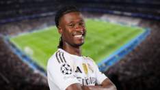 Eduardo Camavinga con la camiseta del Real Madrid y el Santiago Bernabéu. Eduardo Camavinga con la camiseta del Real Madrid y el Santiago Bernabéu.