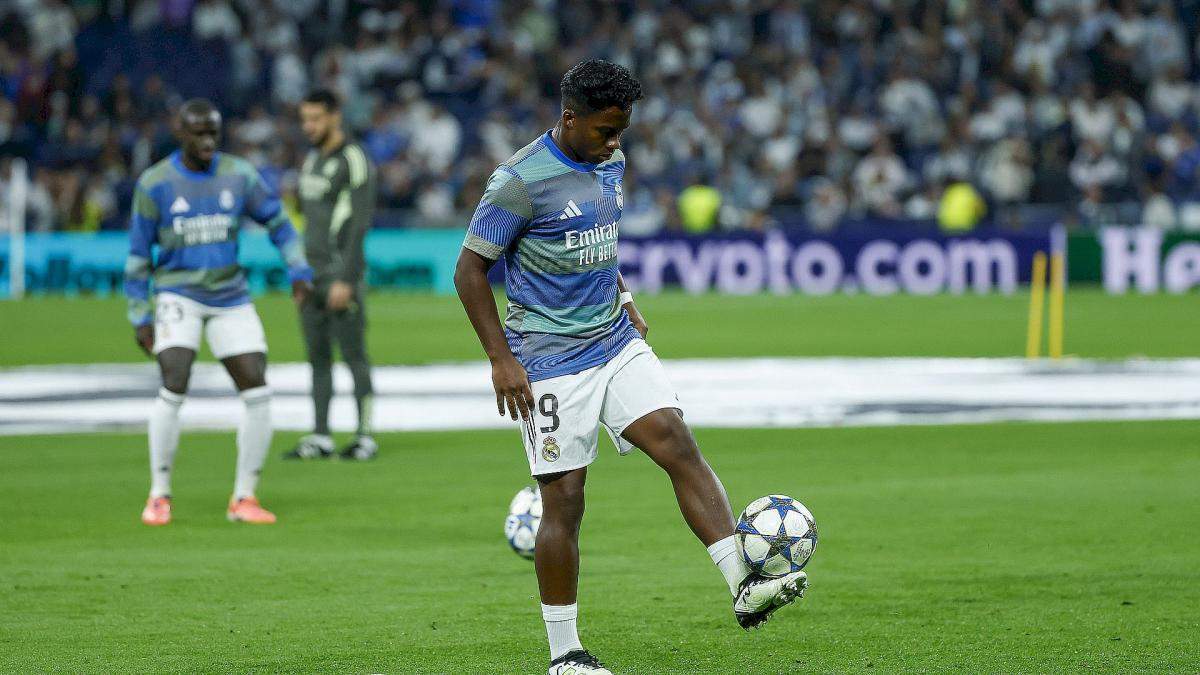 Endrick durante un calentamiento del Real Madrid.