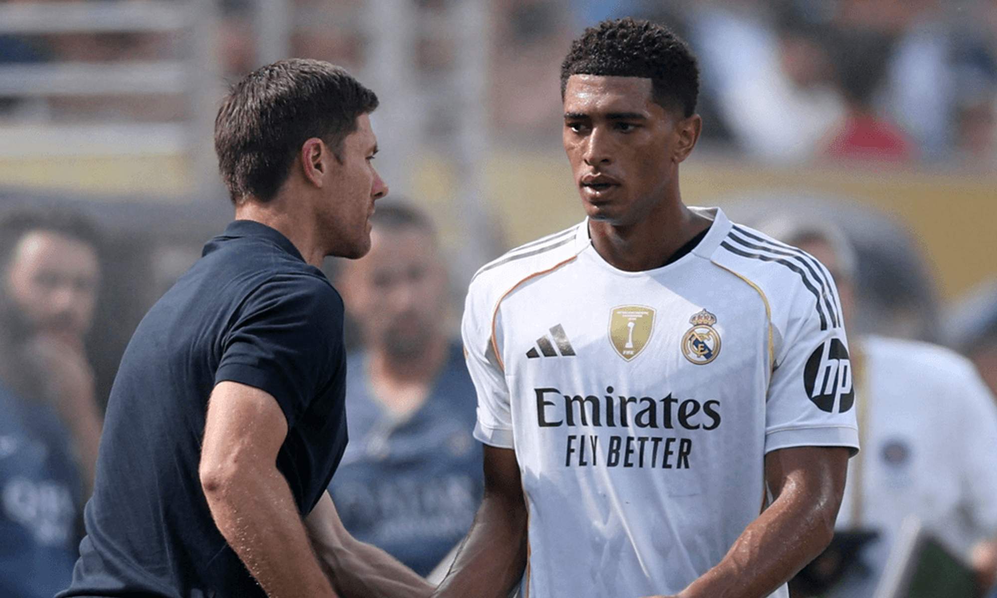 Xabi Alonso y Jude Bellingham durante un cambio.