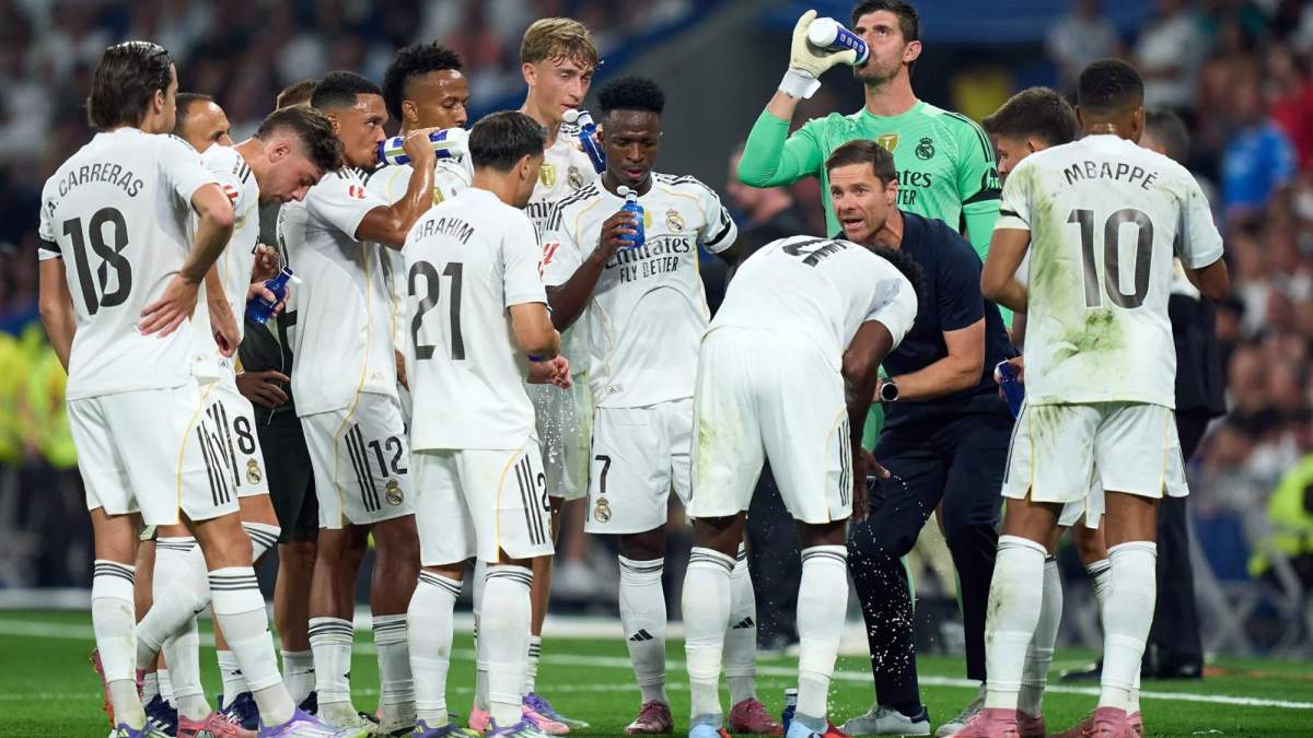 Xabi Alonso dando indicaciones a los jugadores del Real Madrid. Xabi Alonso dando indicaciones a los jugadores del Real Madrid.