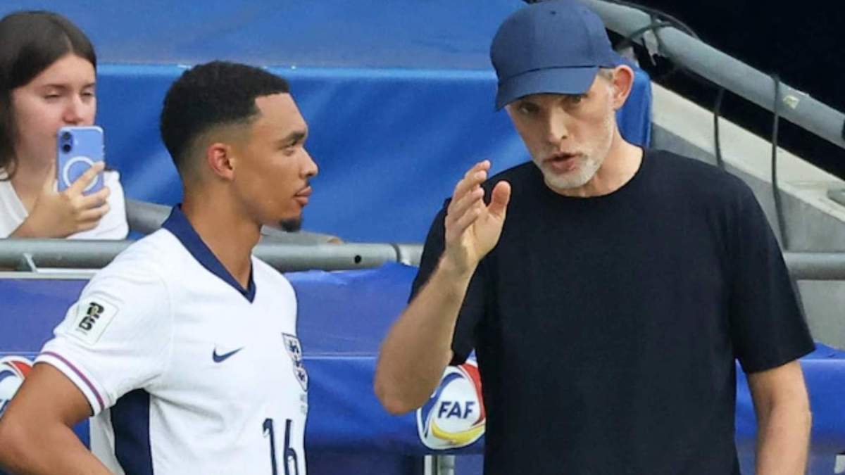 Thomas Tuchel dando órdenes a Trent Thomas Tuchel dando órdenes a Trent