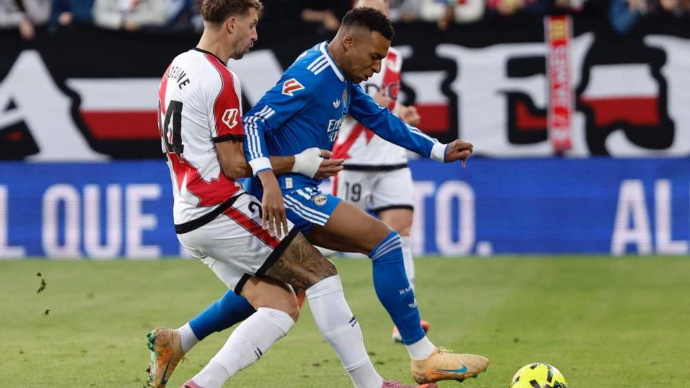 Kylian Mbappé, disputando un balón con Óscar Valentín durante el partido del Madrid con el Rayo hace casi dos semanas. Kylian Mbappé, disputando un balón con Óscar Valentín durante el partido del Madrid con el Rayo hace casi dos semanas.