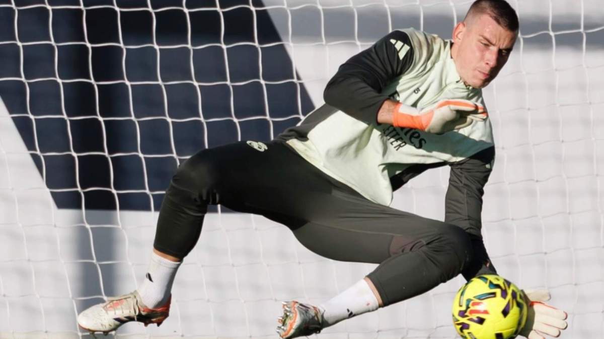 Andriy Lunin, durante el entrenamiento de esta mañana en Valdebebas.