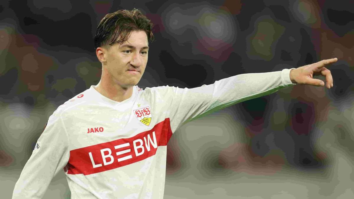 Angelo Stiller, jugador que está en la órbita del Real Madrid, dando órdenes a sus compañeros