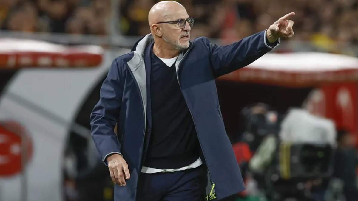Luis de la Fuente, dando instrucciones desde la banda de La Cartuja, a sus futbolistas de la Selección española.