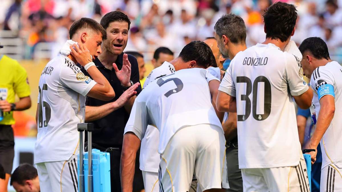 Xabi Alonso, charlando con sus jugadores durante un partido del Real Madrid.