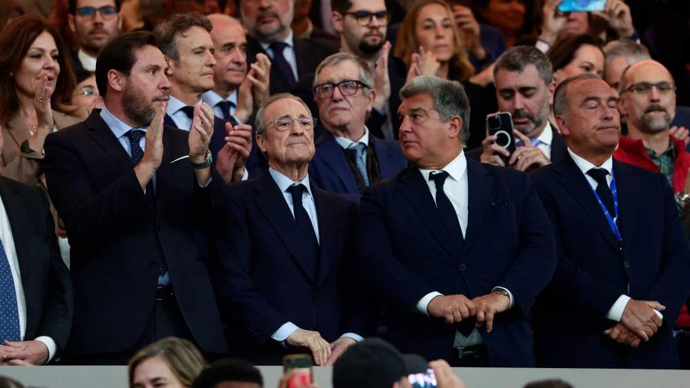 Joan Laporta, con Florentino Pérez, en el palco del Santiago Bernabéu, en presencia de Óscar Puente, ministro de Transportes.