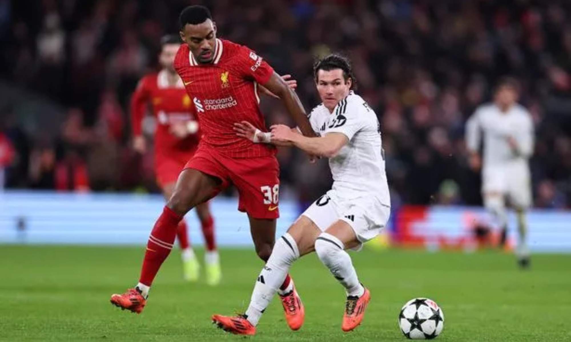 Ryan Gravenberch se aleja del Real Madrid