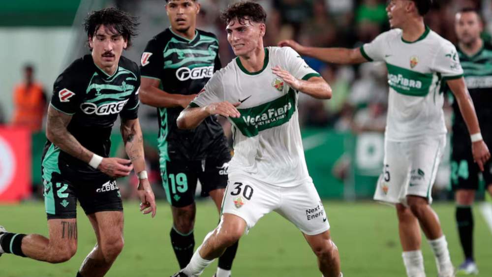 Rodrigo Mendoza, en un partido con el Elche durante esta campaña. Rodrigo Mendoza, en un partido con el Elche durante esta campaña.