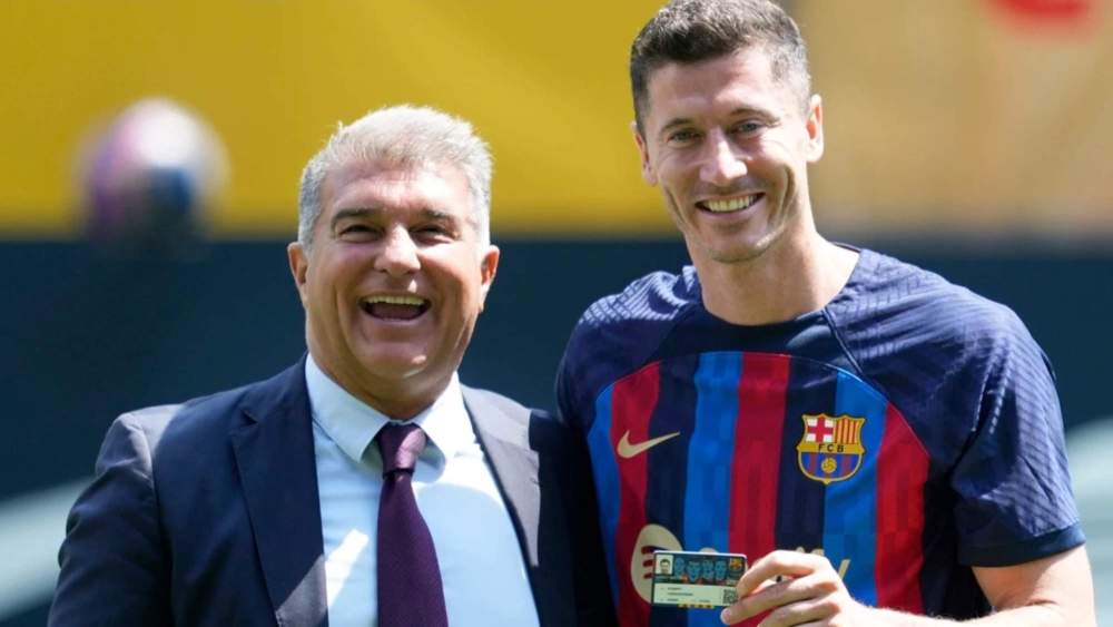 Joan Laporta y Robert Lewandowski, durante la presentación del delantero como jugador del Barça, en verano de 2022. Joan Laporta y Robert Lewandowski, durante la presentación del delantero como jugador del Barça, en verano de 2022.