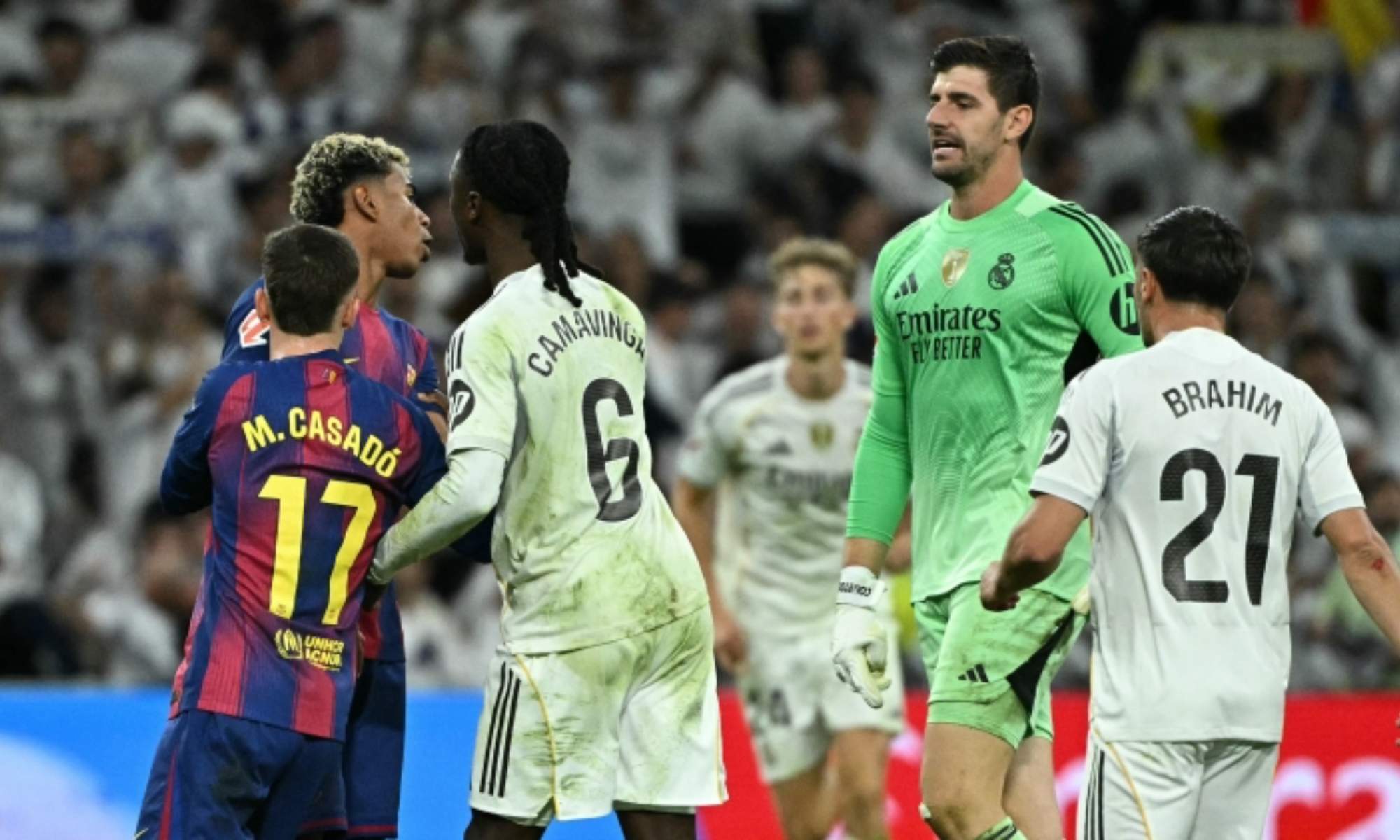 Thibaut Courtois y Lamine Yamal, durante el último Clásico entre el Madrid y el Barça.