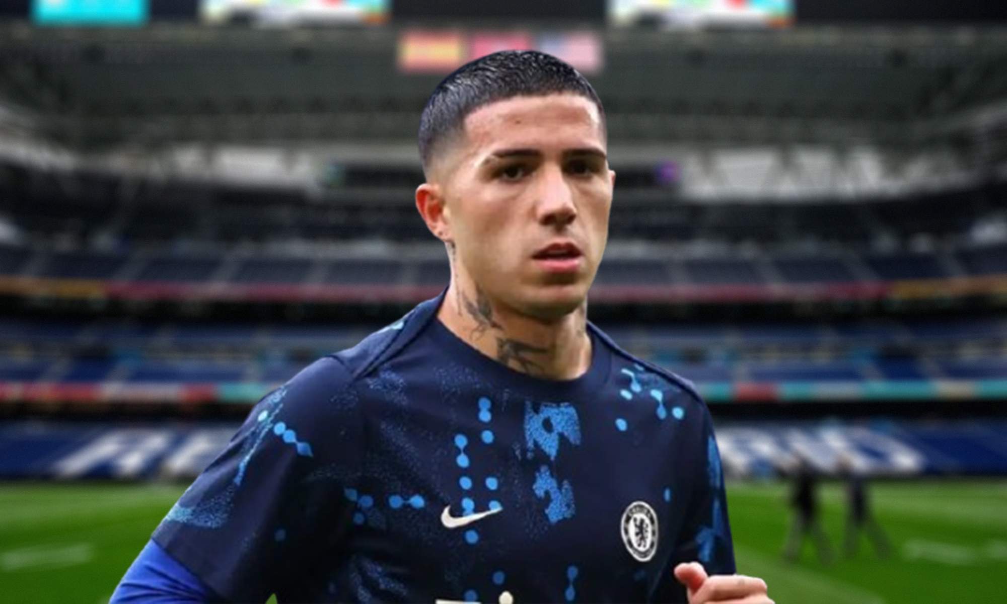 Enzo Fernández con una sudadera del Chelsea y el Santiago Bernabéu. 