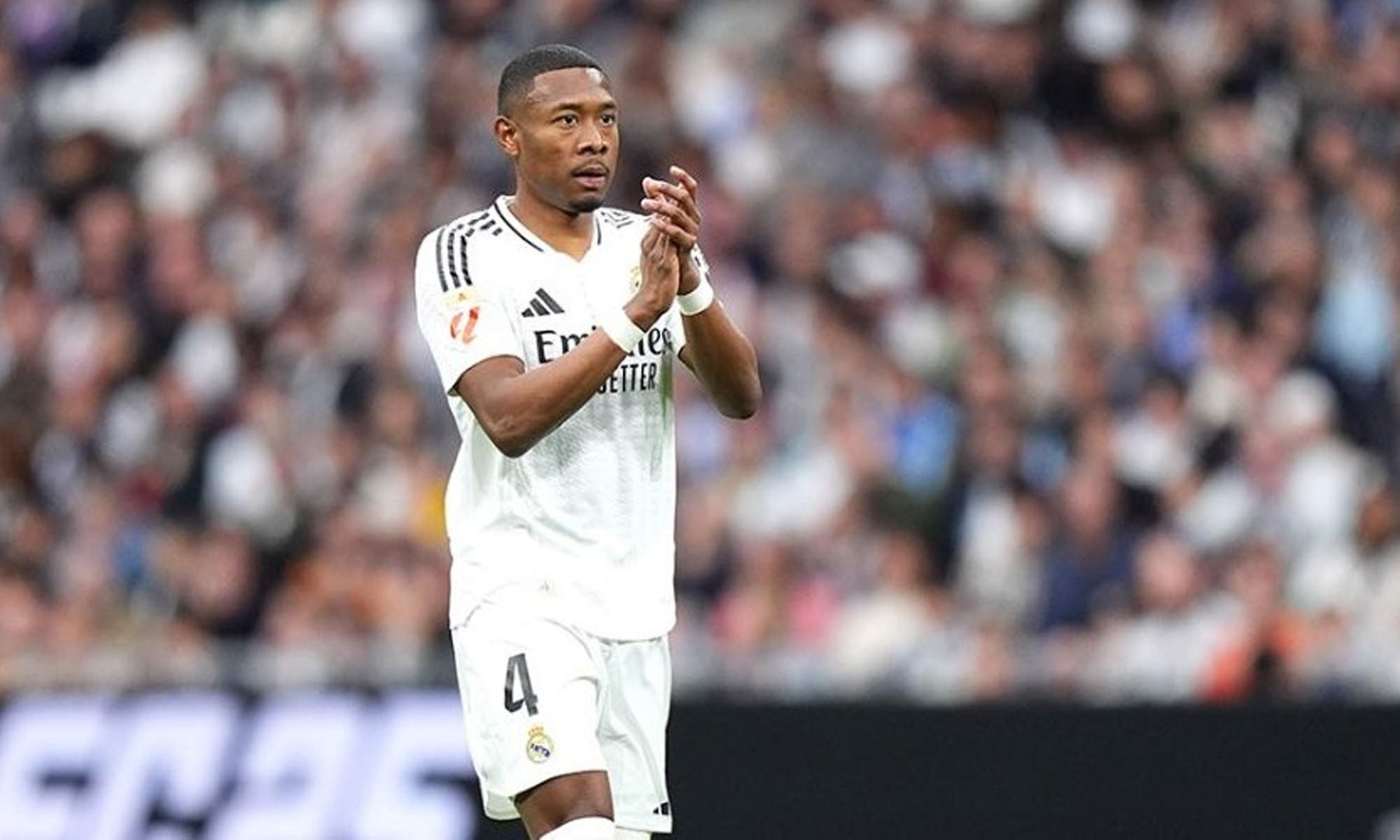 David Alaba aplaudiendo al Santiago Bernabéu.