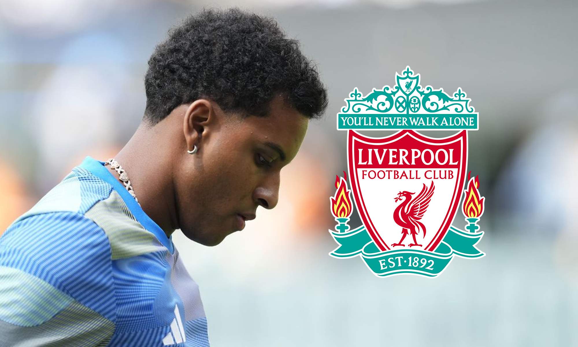 Rodrygo Goes calentando con el Real Madrid y el escudo del Liverpool. 