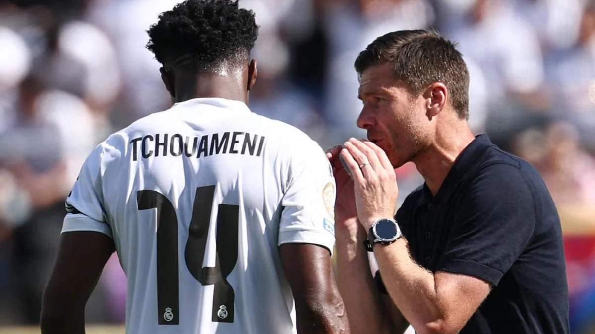 Xabi Alonso y Aurélien Tchouaméni en un partido del Real Madrid.