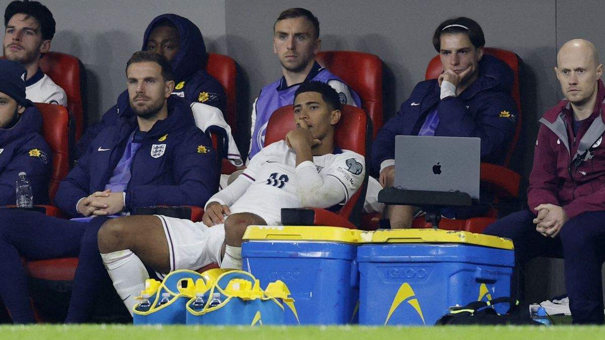 Jude Bellingham sentando en el banquillo de Inglaterra.