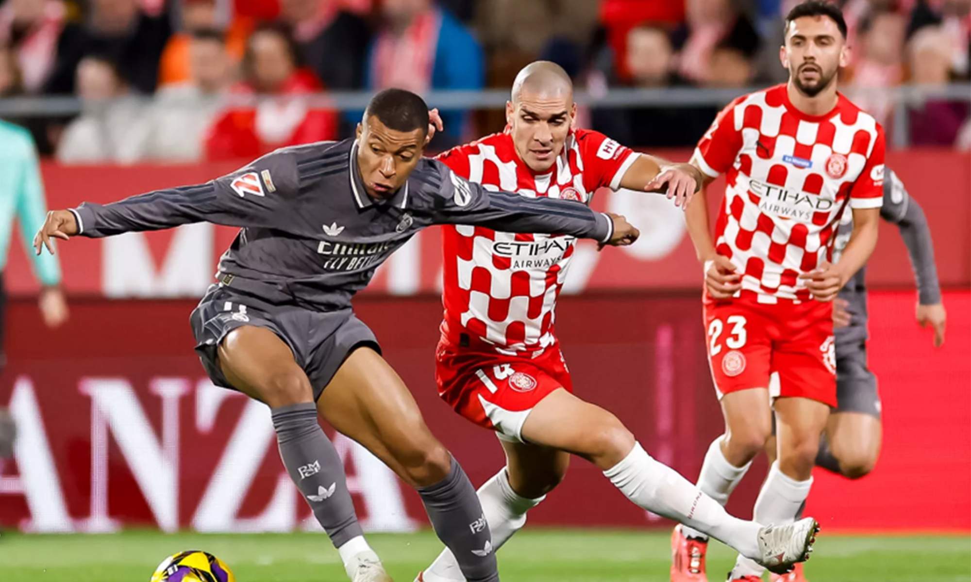 Kylian Mbappé jugando contra el Girona en la temporada pasada.