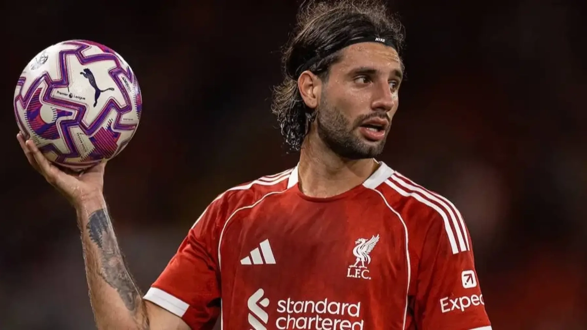 Dominik Szoboslai jugando un partido con el Liverpool. 