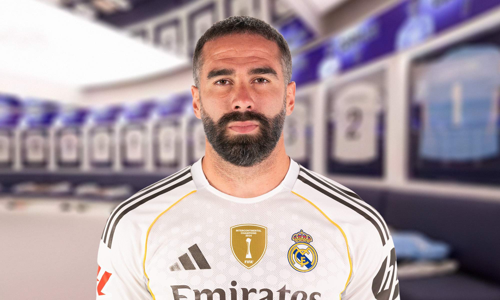 Dani Carvajal con la camiseta del Real Madrid y el vestuario.