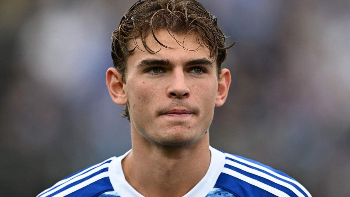 Nico Paz jugando un partido con el Como. 