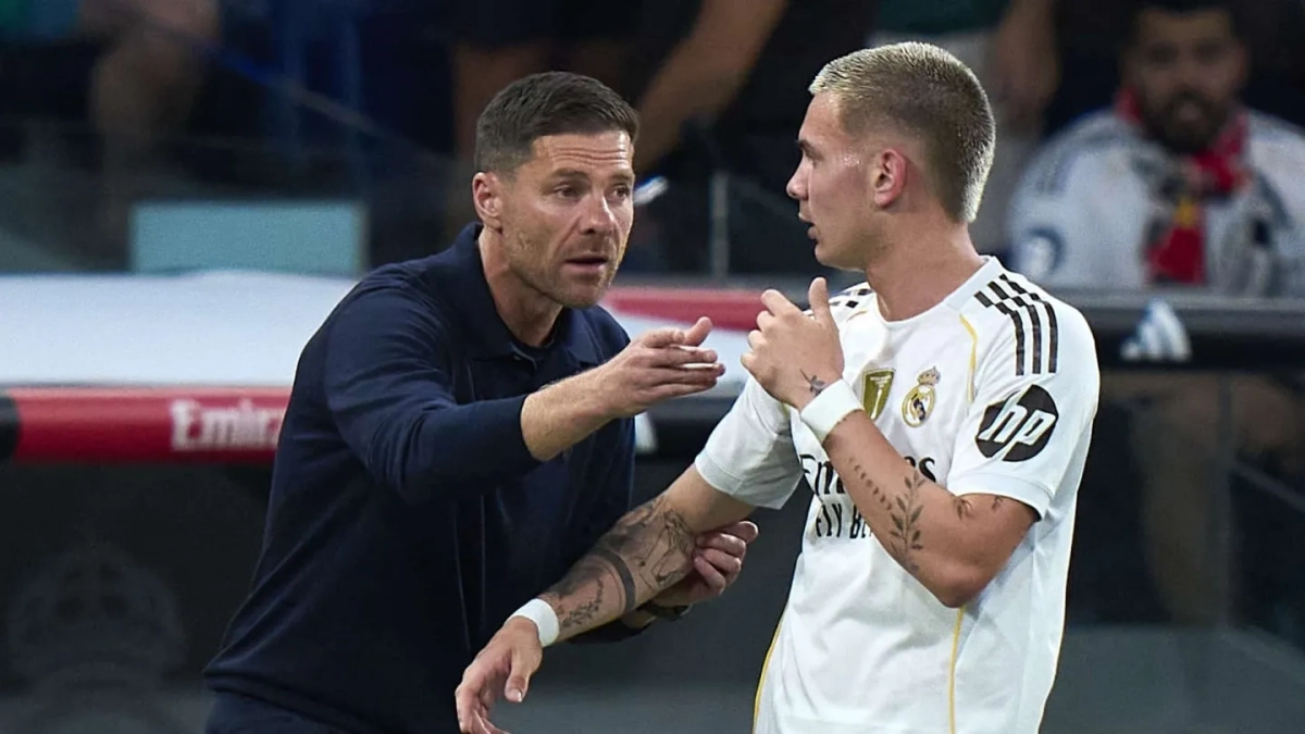 Xabi Alonso y Franco Mastantuono disputando un partido del Real Madrid.