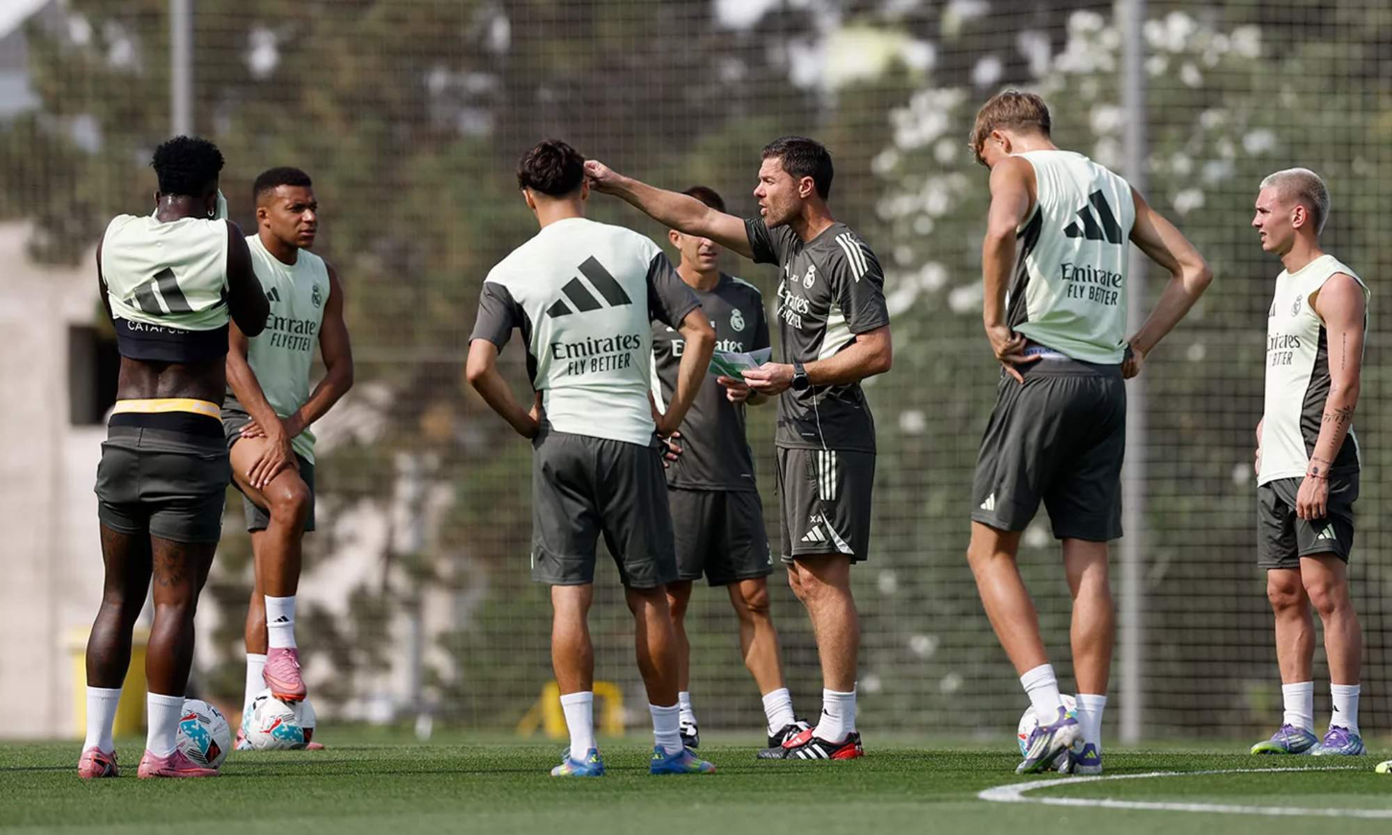 Xabi Alonso, con varios de sus jugadores, en un entrenamiento del Real Madrid durante este verano.