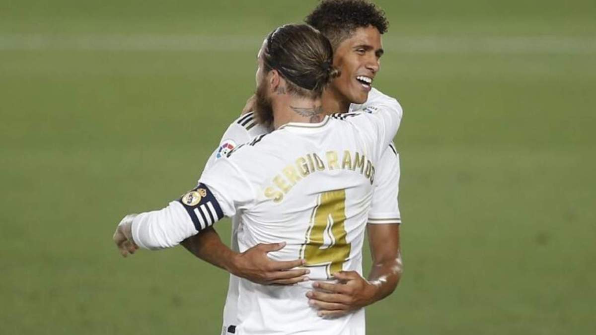 Varane y Ramos abrazándose durante un partido del Real Madrid