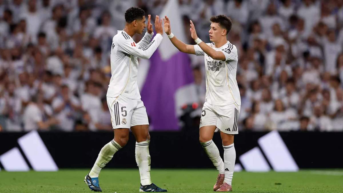 Jude Bellingham y Arda Güler, chocándose las manos durante un partido del Real Madrid durante este curso. Jude Bellingham y Arda Güler, chocándose las manos durante un partido del Real Madrid durante este curso.