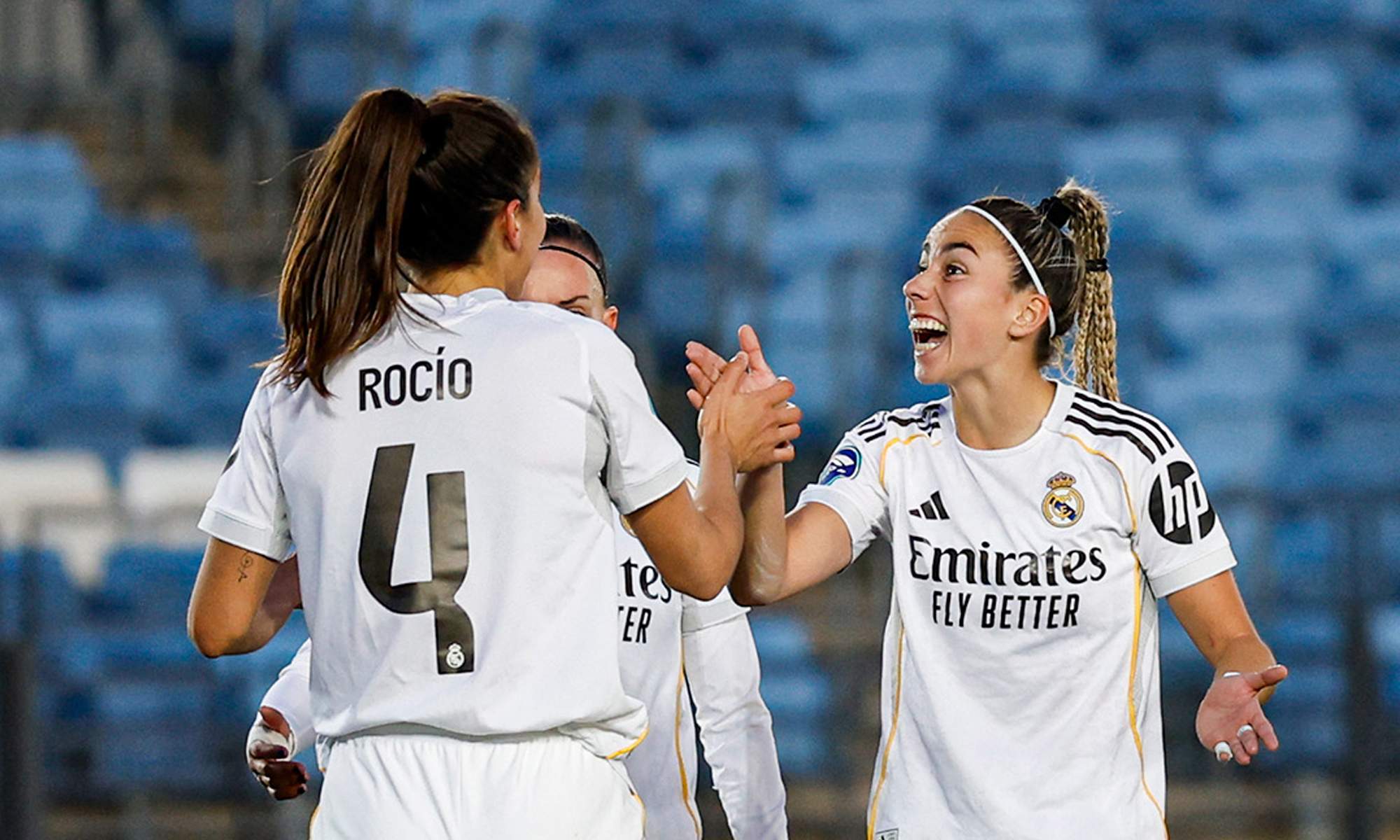 Jugadoras del Real Madrid femenino celebrando un gol. 