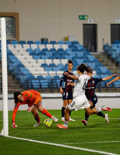 Rocío Gálvez marcando un gol con el Real Madrid.
