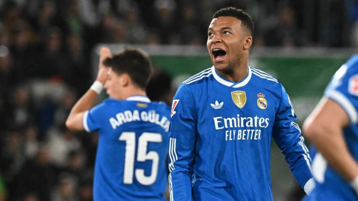 Kylian Mbappé y Arda Güler, durante el partido del Real Madrid contra el Elche en el Martínez Valero.