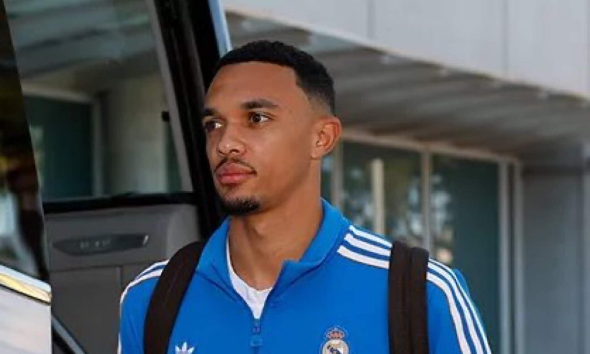 Trent Alexander Arnold llegando al Martínez Valero (1)