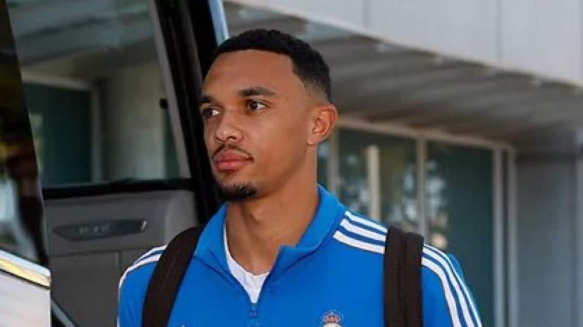 Trent Alexander Arnold llegando al Martínez Valero (1)