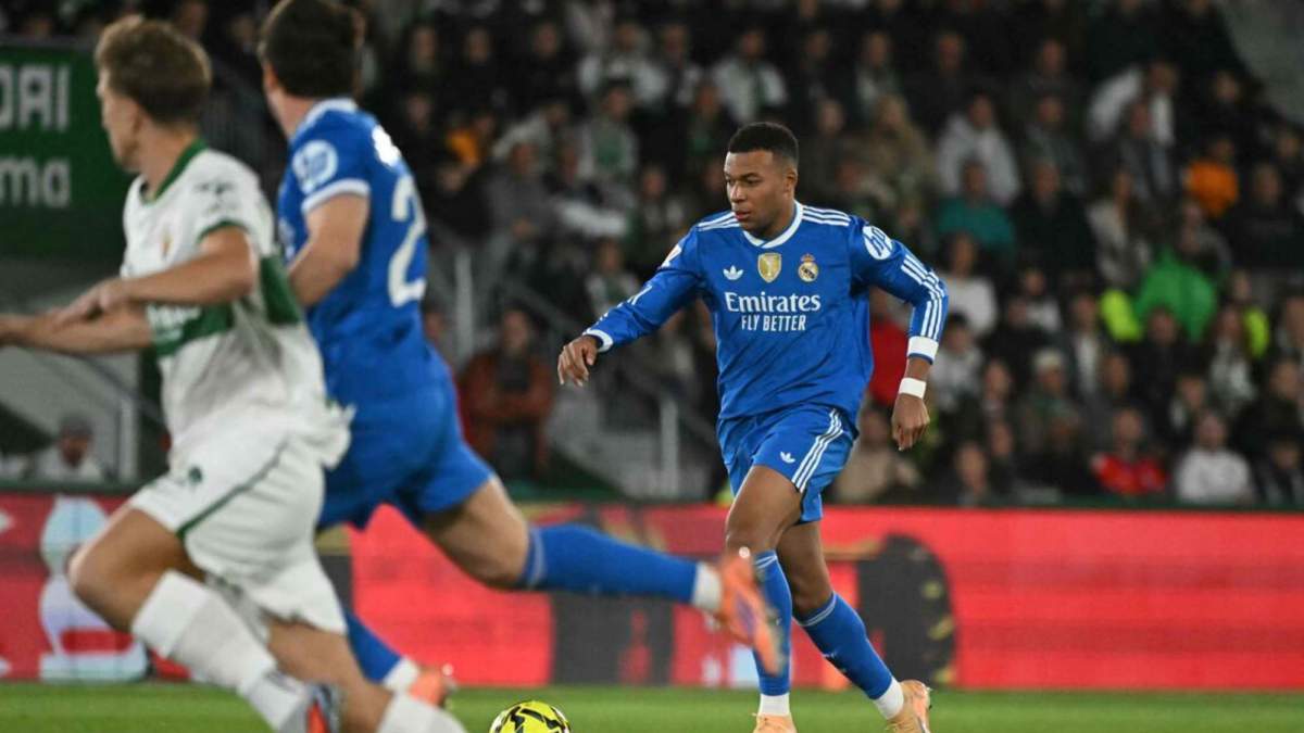 Kylian Mbappé, conduciendo el balón durante una jugada en la primera parte.