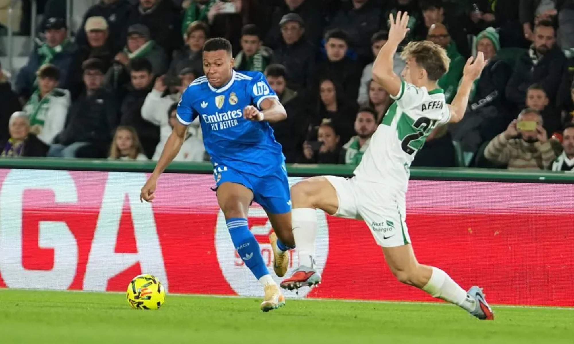 Kylian Mbappe, intentando superar a David Affengruber, durante el encuentro ante el Elche.