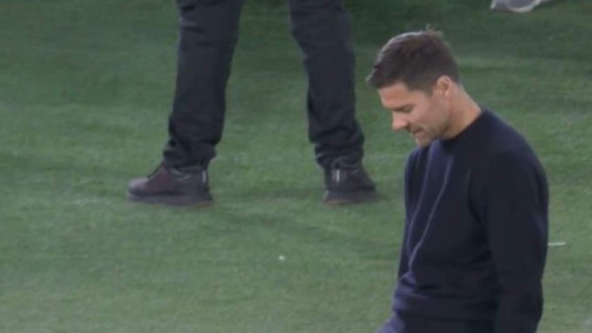 Xabi Alonso lamentándose de una acción durante el Elche Real Madrid