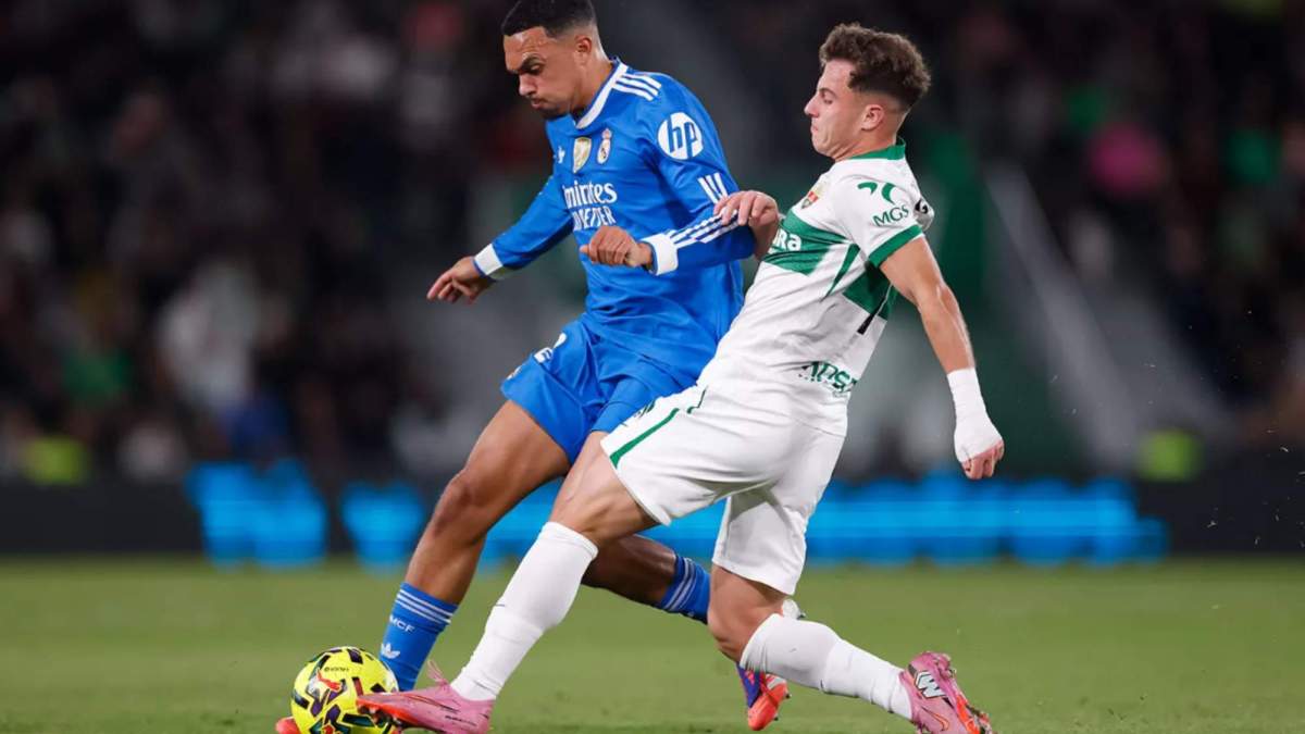 Trent Alexander Arnold en un lance del juego durante el Elche Real Madrid