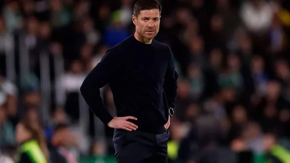 Xabi Alonso, serio, siguiendo el partido de este domingo en Elche.