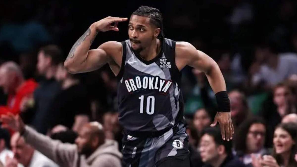 Tyson Etienne celebrando en un partido