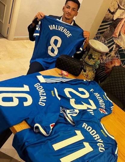 Álvaro posando con las 4 camisetas del Real Madrid que se llevó Álvaro posando con las 4 camisetas del Real Madrid que se llevó
