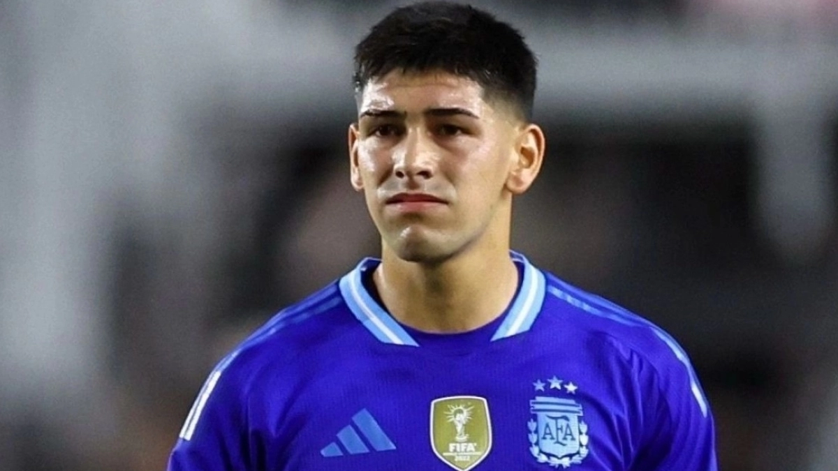 Lautaro Rivero jugando un partido con la Selección Argentina.