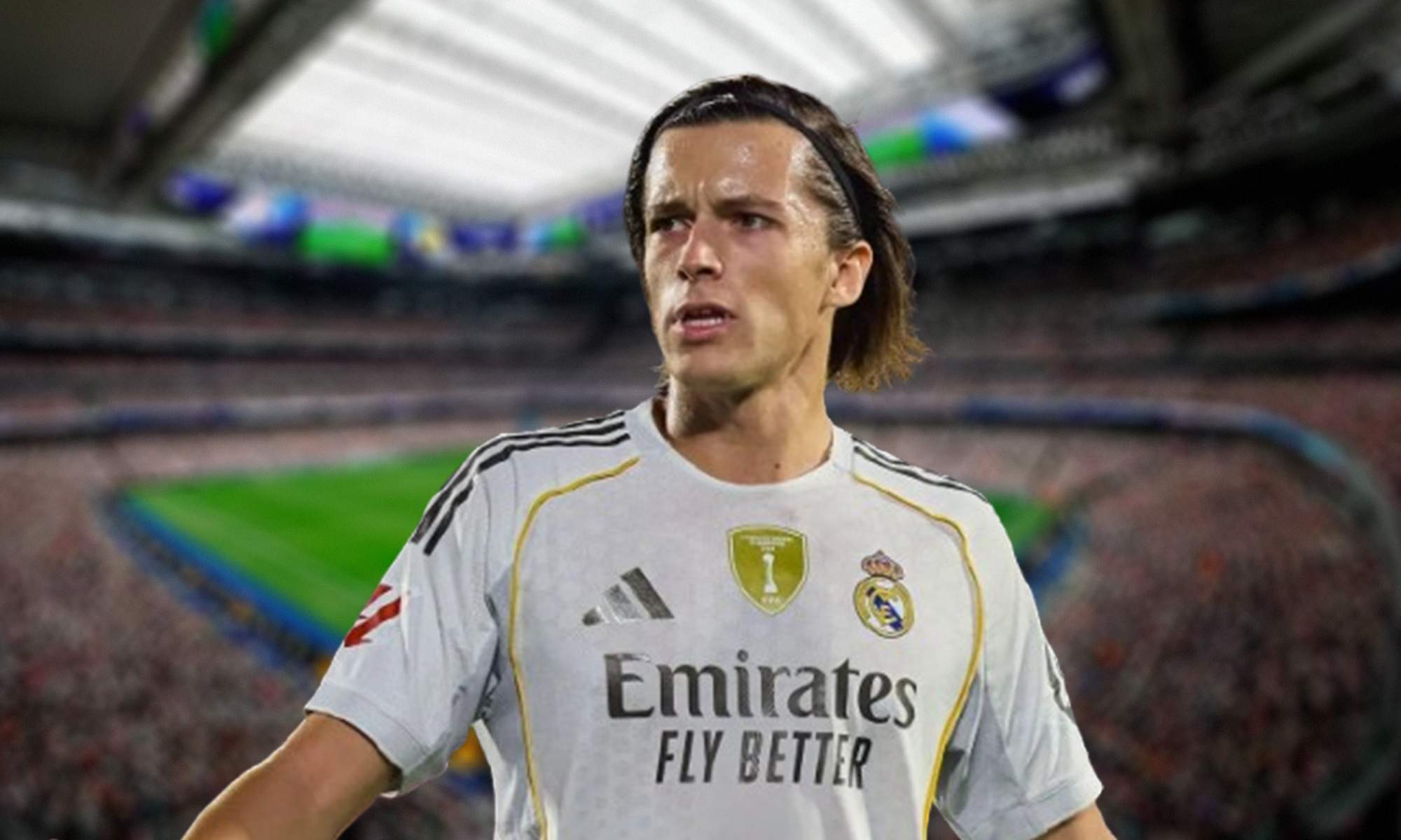 Álvaro Carreras con la camiseta del Real Madrid y el Santiago Bernabéu.